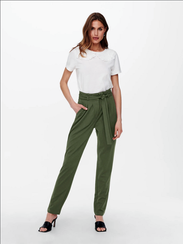 outfit pantalon verde oliva elegante