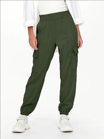 Look pantalon verde oliva cargo